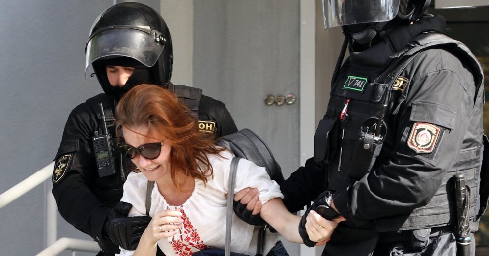 Dozens of people who have gone on a protest march have been detained in Minsk