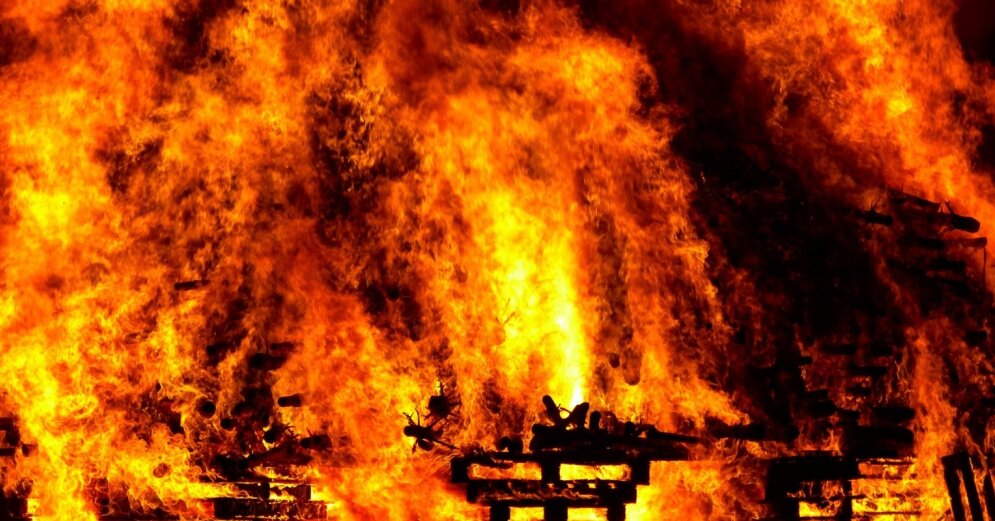 Огонь уничтожил дачный дом в Уссурийске