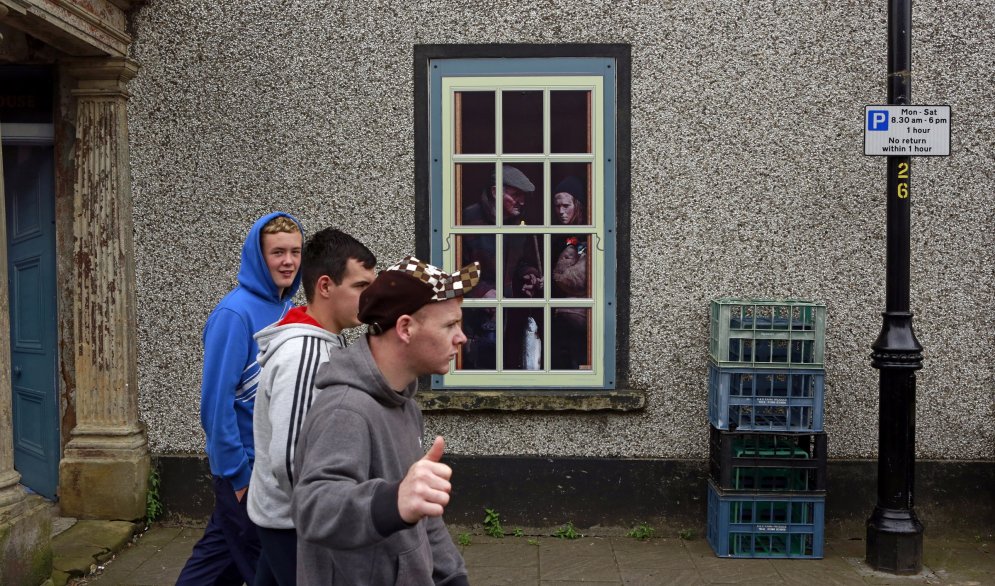 Īrijas pilsētiņa, kas uz pamestu ēku fasādēm ir imitējusi dzīvi
