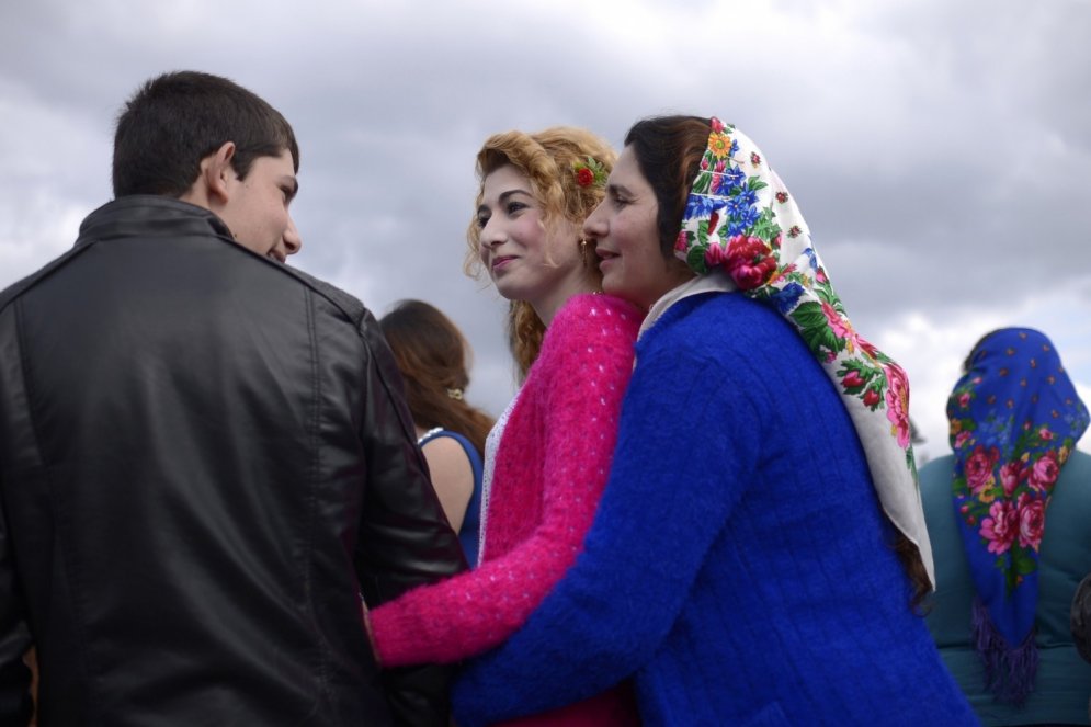 Sievas par 2500 eiro un 5000 eiro: ieskats Bulgārijas čigānu līgavu tirgū