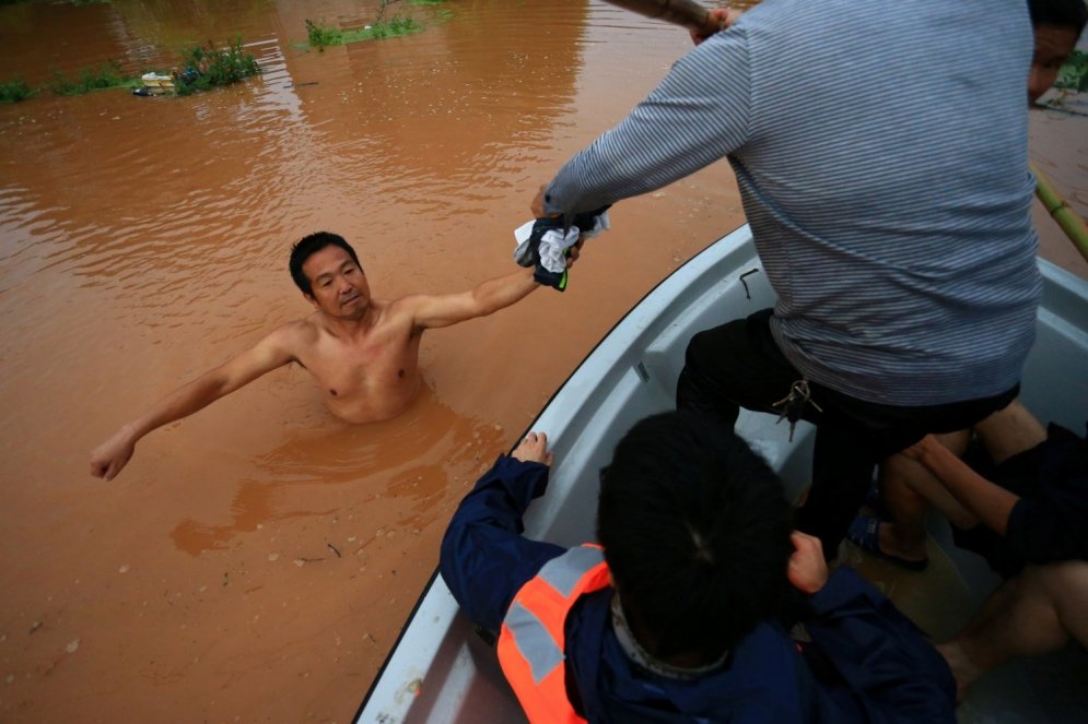 Kā milzu plūdus mēģina pārdzīvot ķīnieši