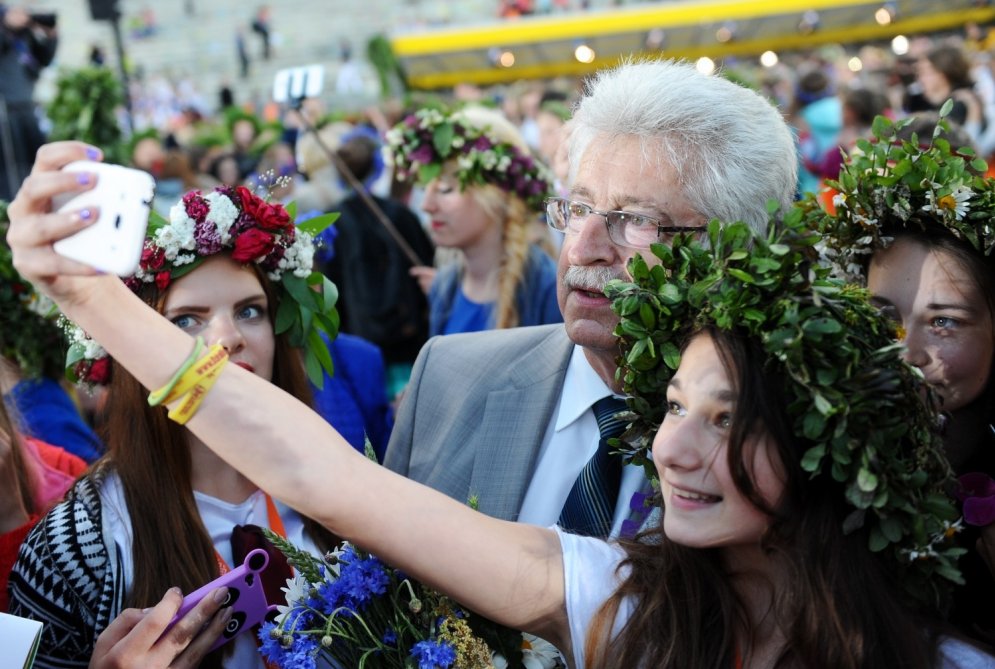 Agrāk dziedājām, dejojām – tagad vēl arī selfijus uzņemam