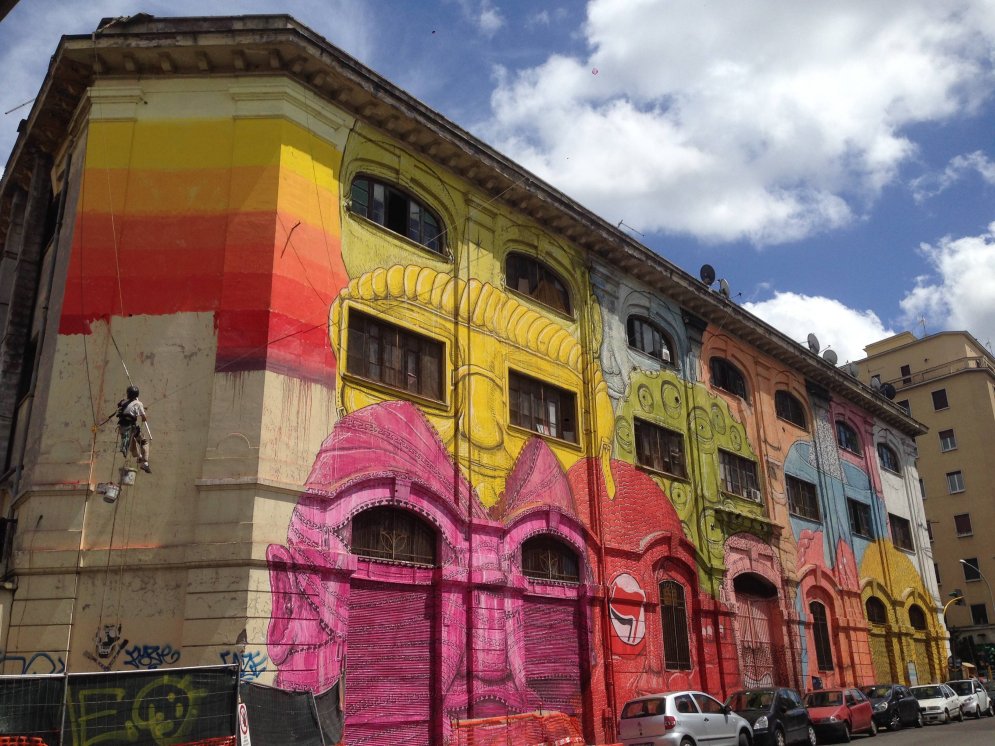 Anonīms itāļu ielu mākslinieks pārkrāso māju