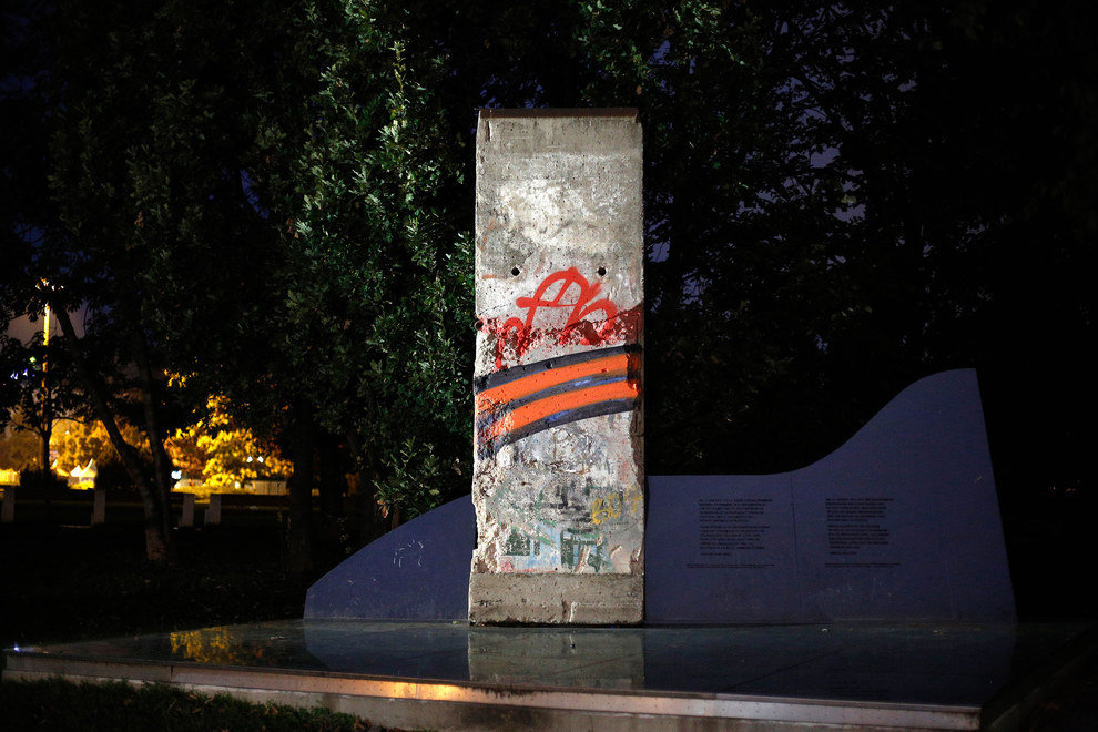 25 фрагментов Берлинской стены, за 25 лет расползшихся по всему миру