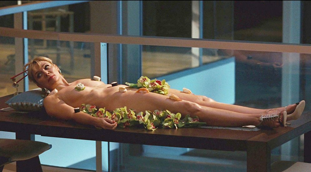 Dīvainā tradīcija – ēst suši no kailas sievietes ķermeņa
