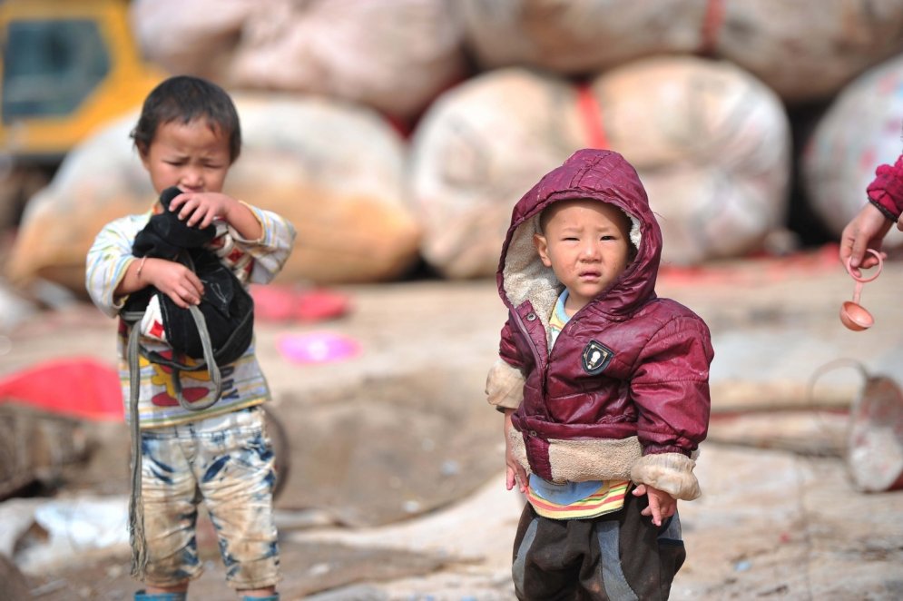 Traģiski: Ķīniešu bērni, kuri aug atkritumu kaudzēs
