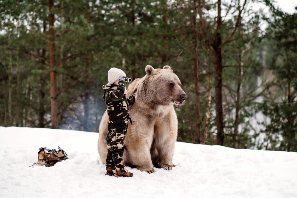 Neticami kadri: Bērni ar milzu lāci Maskavas mežos