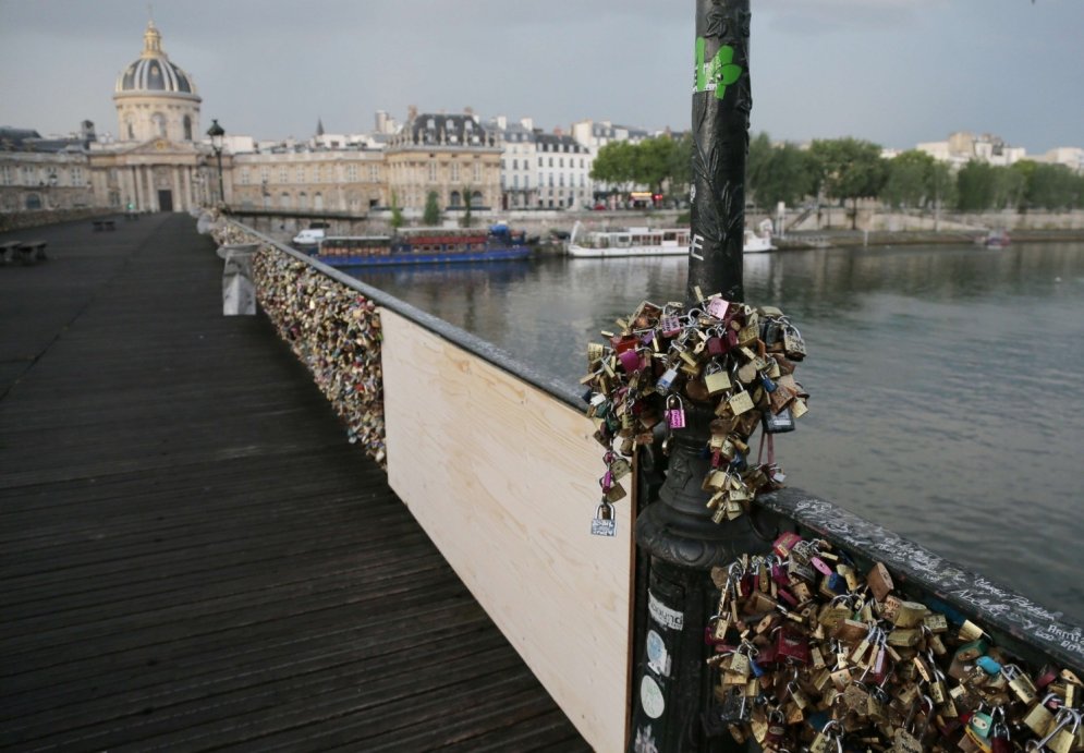 Парижский "Мост любви" не выдержал веса замков влюбленных