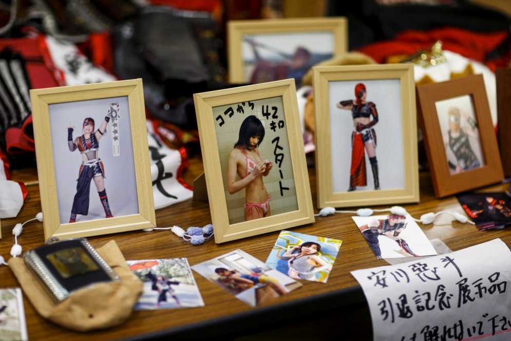 Japānietes grupveidā izkaujas, lai noskaidrotu, kura ir varenāka feministe