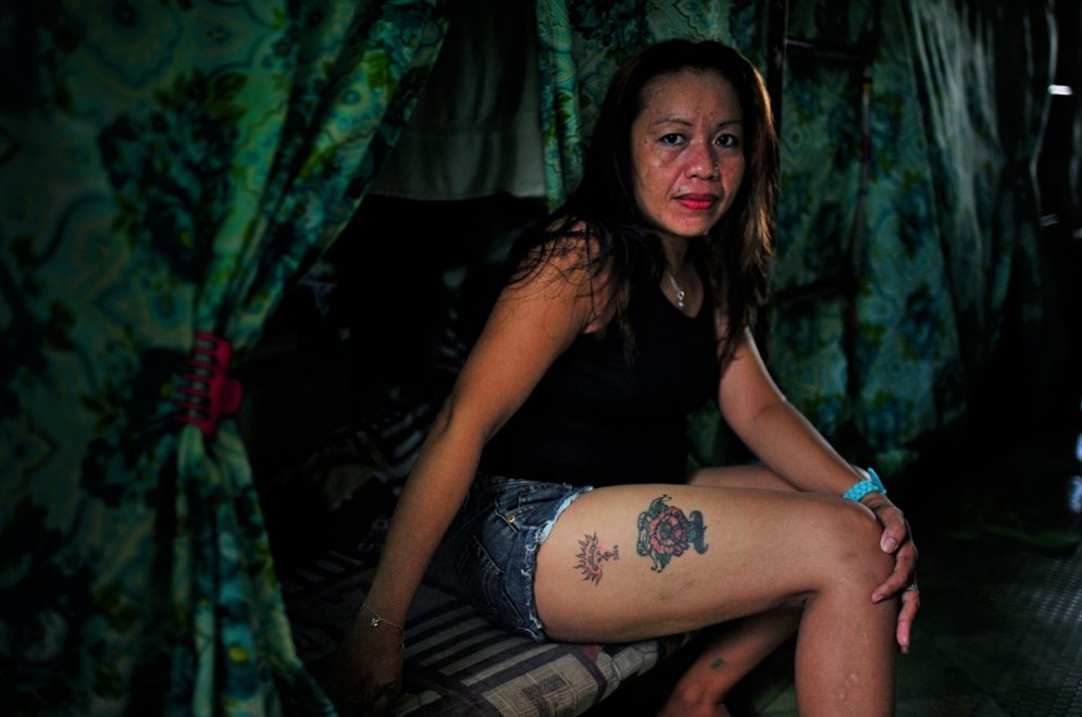 Filipīniešu cietumnieki rāda un skaidro tetovējumu nozīmi