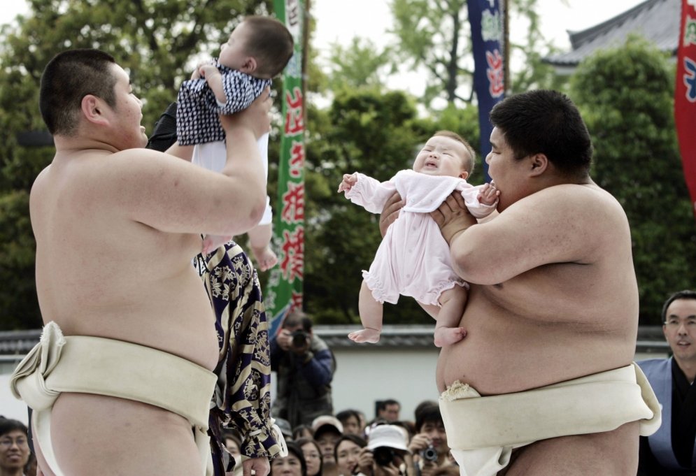 Dīvaina tradīcija: milzīgi sumo cīkstoņi cenšas saraudināt bērnus