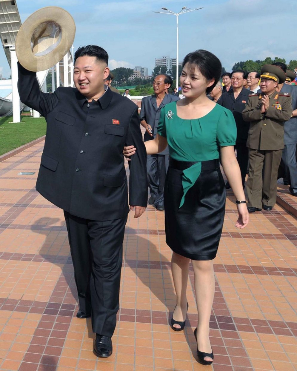 Kā Korejas sievietes pielūdz nācijas vadoni Kimu Čenunu